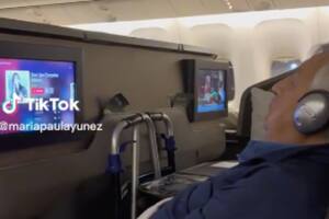 Filmó a un hombre en una situación que le llamó la atención en el avión y lo hizo viral