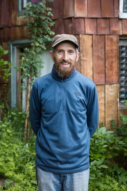 Le llevó un año montar la estructura alrededor de la casa, que es emblema de sustentabilidad.