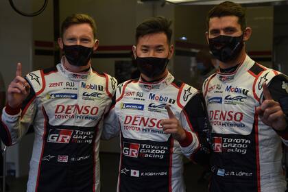 Le Mans: el argentino Pechito López (derecha), junto a sus compañeros de Toyota Kamui Kobayashi y Mike Conway