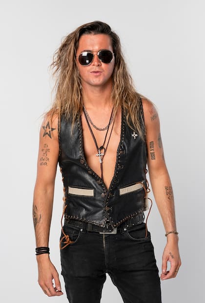 "Le meto mucha onda al look, me bato el pelo. Me faltaría cantar y tocar la guitarra bien y es lo que voy a hacer, formarme", asegura