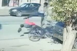 Le robó la bicicleta a un anciano de 78 años y mientras escapaba fue derribado a los golpes por dos vecinos