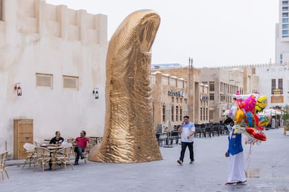 "Le Peuce", del artista francés César Baldaccini: un pulgar de oro de dos pisos de altura que se aparece entre el vapor de las shishas y los cafés