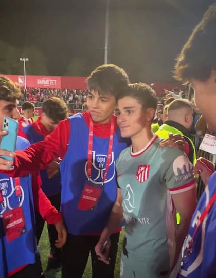 Le piden fotos a Julián Alvarez al final del partido, al final del partido en Cataluña