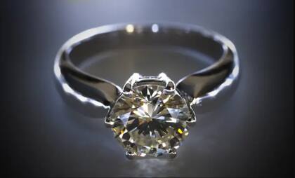 Le propuso matrimonio con anillo que tenía piedras preciosas