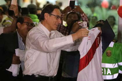 Le regalaron una camiseta de la selección peruana al nuevo presidente