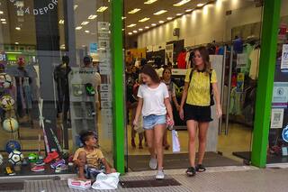 Un gran gesto de Navidad: le compró ropa a nenes que pedían monedas en la calle