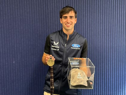 Le regaló una gorra del Dakar firmada por todos los pilotos oficiales del equipo a la escuela