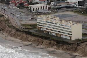 Este edificio está a punto de ser tragado por el mar