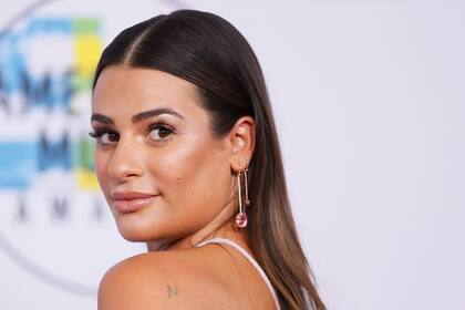 Lea Michele se suma a la lista de las famosas que se despidieron de los peinados recogidos para las red carpet. La actriz se inclinó por un peinado más casual que le quedaba divino