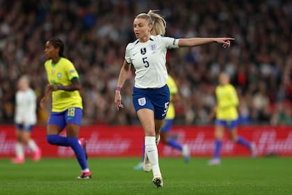 Leah Williamson se desempeña como futbolista de la selección de Inglaterra