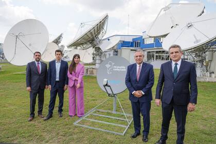 Leal, De Pedro, Sánchez Malcolm, Fernández y Rossi, ayer, en Benavídez, al anunciar el plan "Mi Pueblo Conectado"
