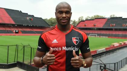 Leal ya luce la camiseta rojinegra