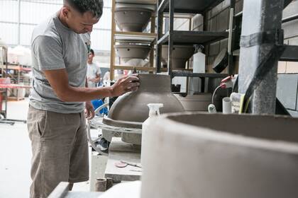 Lean es uno de los empleados de Kamado B10 que mejor domina el torno y el barro.