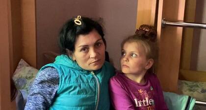 Leana y la pequeña Karina en la habitación que comparten con su familia