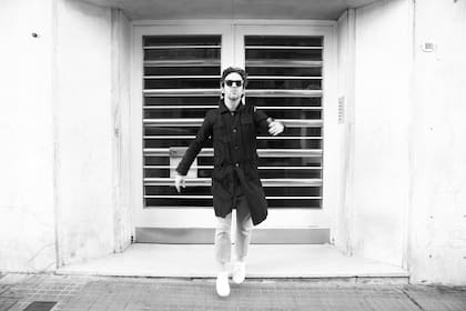 Leandro Lopatin está en pareja desde hace años con Malena Pichot; en el disco cantan un tema a dúo, "Malena"