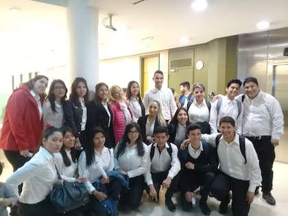 Leandro (abajo a la derecha), junto a sus compañeros de la Fundación Forge