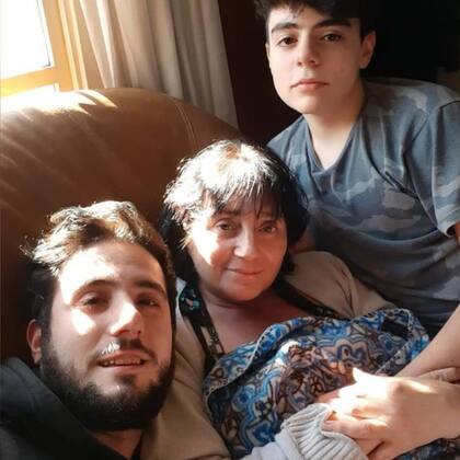Leandro (abajo en la foto) expresó su felicidad por el retorno de su madre en las redes sociales
