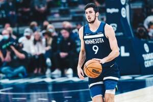 Leandro Bolmaro, alterna entre Minnesota y Iowa Wolves, de la G-League