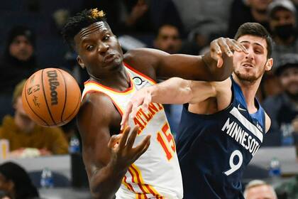 Leandro Bolmaro lucha el balón con Clint Capela 