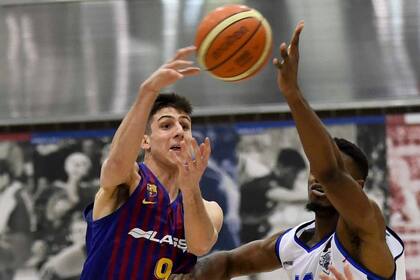 Leandro Bolmaro juega en Barcelona