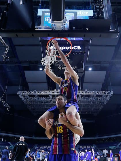 Leandro Bolmaro, en los hombros de Pierre Oriola, corta la red, un trofeo habitual de los campeones; Barcelona ganó la Copa del Rey 2021