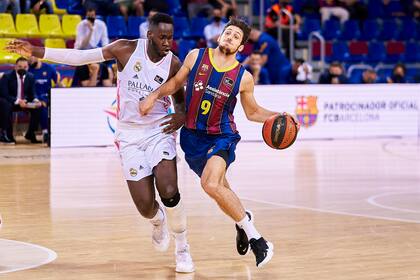 Leandro Bolmaro es marcado por Usman Garuba durante el segundo partido de la final de la Liga ACB; Barcelona volvió a derrotr a Real Madrid y se coronó.