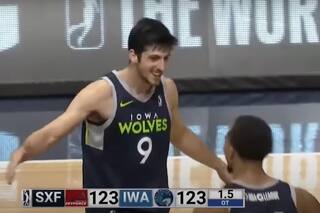 Leandro Bolmaro y un triple salvador en el último segundo para que su equipo rescate otra victoria