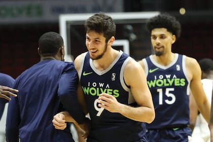 Leandro Bolmaro pasó hasta ahora más tiempo en Iowa Wolves que en Minnesota, pero tiene el camino abierto para desarrollarse