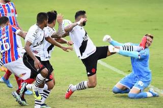 En Brasil. Escalofriante planchazo: el árbitro no lo vio y lo echaron por el VAR