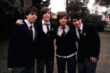 Leandro, en épocas del secundario (segundo desde la izquierda)