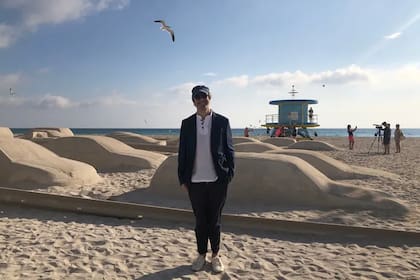 Leandro Erlich con la recreación de su obra en la playa de Miami, en 2019