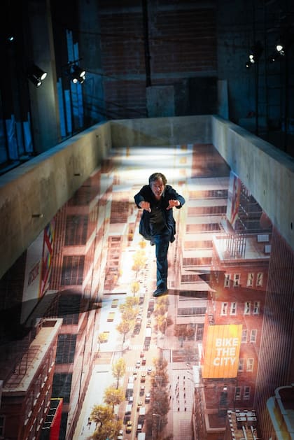 Leandro Erlich en la pileta interior del edificio que refleja la imagen de una ciudad