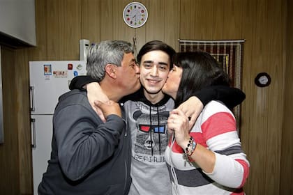 Leandro Espinosa, junto a su padre Agustín y su madre Cristina