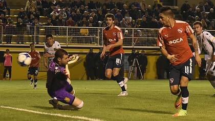 Leandro Fernández anota el gol del Rojo en Bahía Blanca