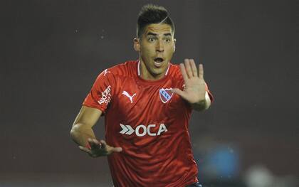 Leandro Fernández celebra su gol, tras una falla del arquero Monetti