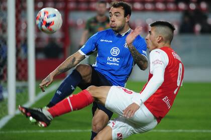 Leandro Fernández y un ataque de Independiente ante Talleres