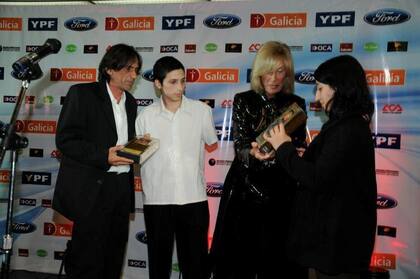 Leandro Gil recibió el premio Gota en el Mar al Periodismo Solidario en 2012 por sus notas en la Revisa Kine, acompañado por su padre y su mujer