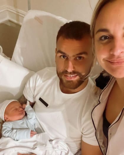 Leandro González Pirez, con su esposa, Melina Dibos, y su tercer hijo, Felipe