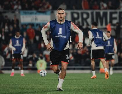 Leandro González Pirez durante la entrada en calor de River