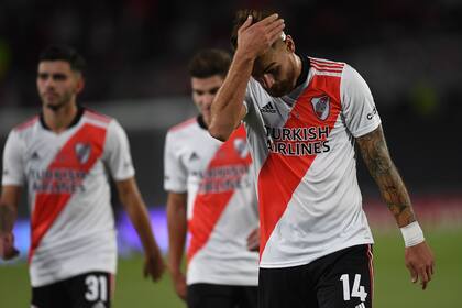Leandro González Pírez se lamenta; un error suyo derivó en el gol del triunfo de Boca