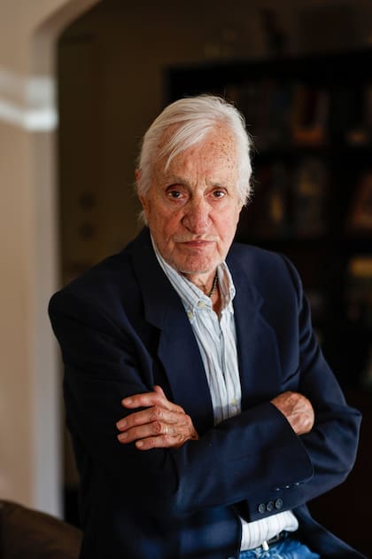 Leandro Illia recuerda a su padre: "Él era ghandiano, tenía formación humanística. Eso lo practicaba con la política, los pacientes, los amigos, era solidario"