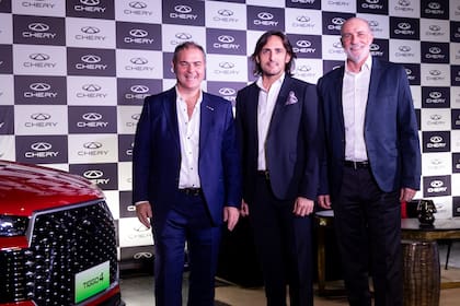 Leandro Iraola, presidente del Grupo Corven; Claudio San Román, director de Chery Argentina y Nicolás Ballestero, CEO de Grupo Corven.