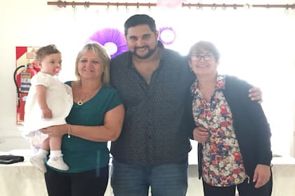 Leandro, junto a sus dos mamás: Moni y Cristina