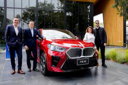 Leandro Larregina, gerente de Ventas y de Desarrollo de Red de BMW y MINI e Ivana Dip, CEO de BMW Group Argentina, junto a Rodolfo Barili y Diego Leuco.
