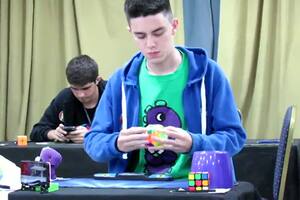 Es argentino, tiene 19 años y batió un increíble récord de cubo de Rubik