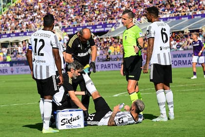 Leandro Paredes, atendido por los médicos, en el choque de Juventus ante Fiorentina 