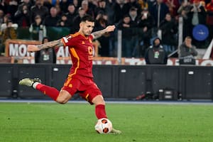 Roma sufrió con los penales, el equipo que levantó un 0-2 y hay un nuevo goleador histórico