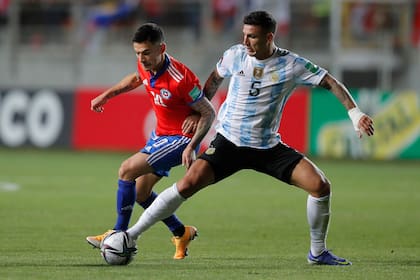 Leandro Paredes disputa la pelota contra un jugador de la selección de Chile. (Photo by Javier Torres / POOL / AFP)