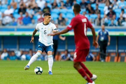 Leandro Paredes , domina la pelota, en el partido ante Qatar