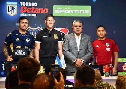 Leandro Paredes, el árbitro Ramírez, Chiqui Tapia y Juanfer Quintero en la conferencia de AFA antes del Boca-River